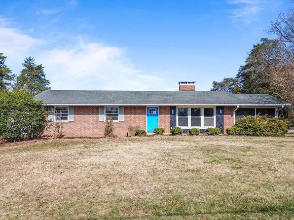 6253 Yadkinville Rd, Pfafftown, NC 27040