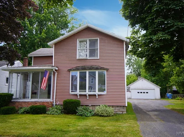 28 Minard St, Lockport, NY 14094