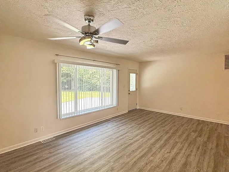 645 Brookfield Rd — Photo 2