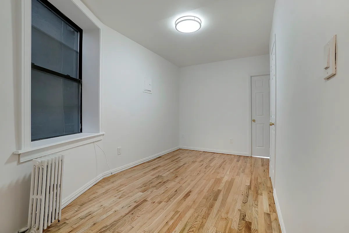 Building Photo - 209 E 10th St #8