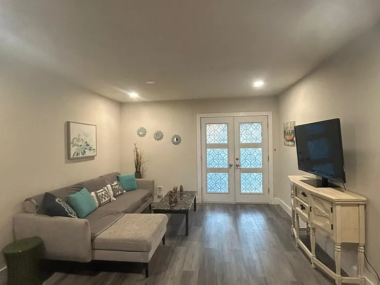 3103 Saxon Dr — Photo 9