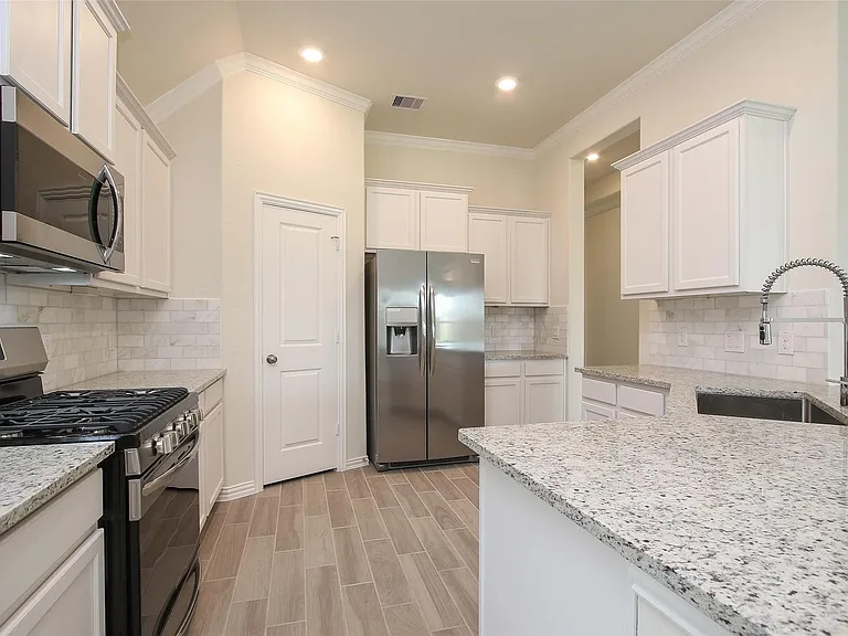 15230 Kickapoo Cavern Dr — Photo 11