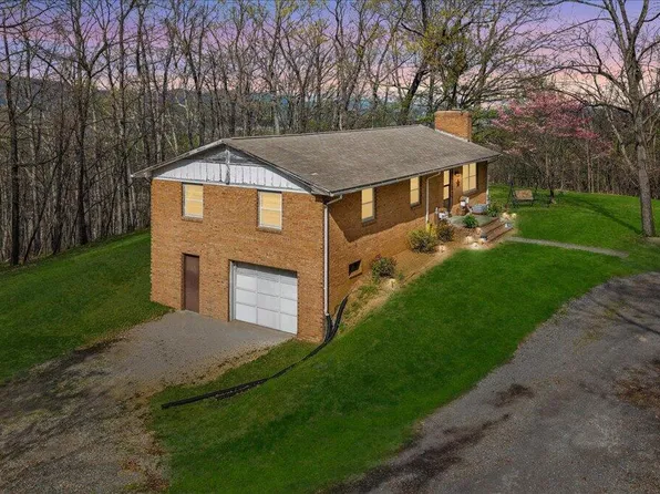 1450 Blackwood Dr, Salem, VA 24153