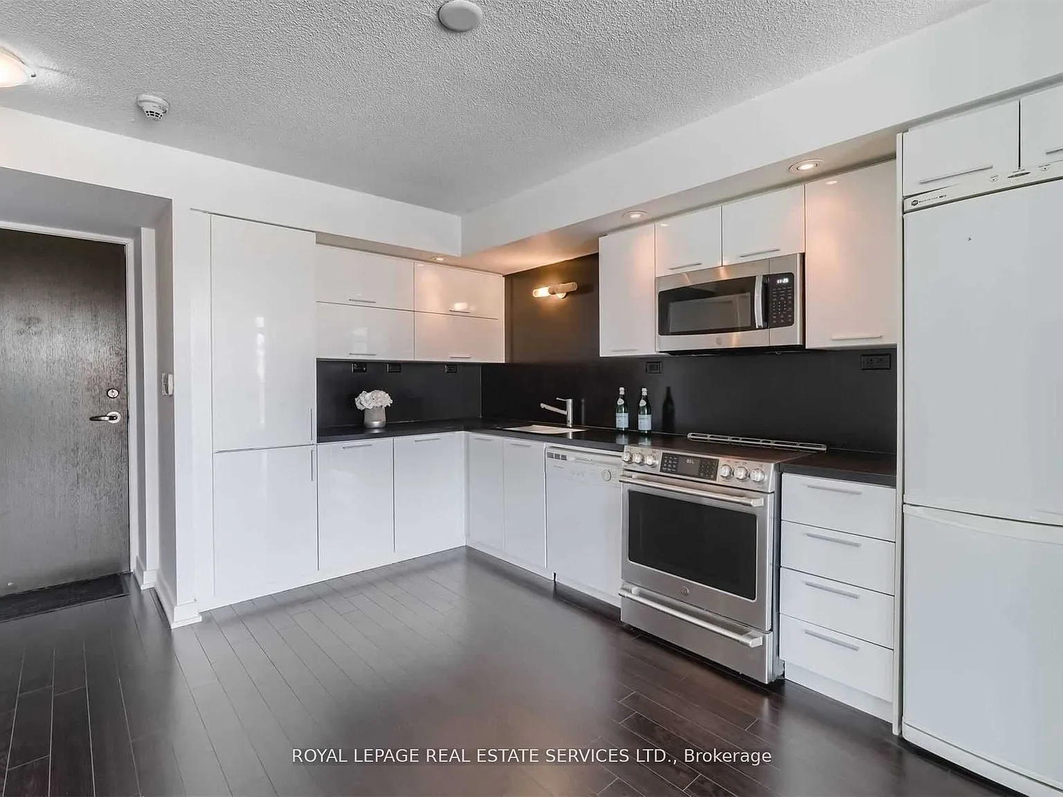 2 bed, $3,200 — Photo 3