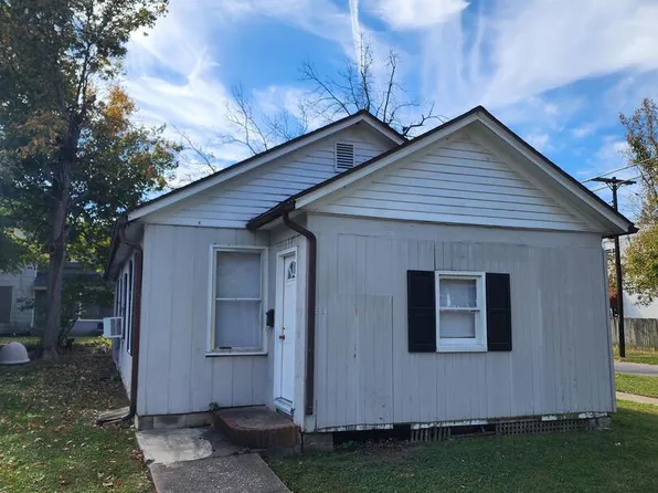 613 W Cherry St, Carbondale, IL 62901