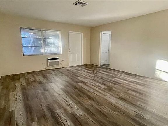 4th image of 417 SE 12th Ct