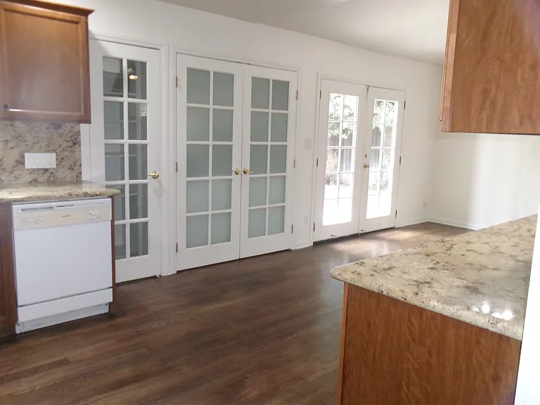 22942 Leadwell St — Photo 3