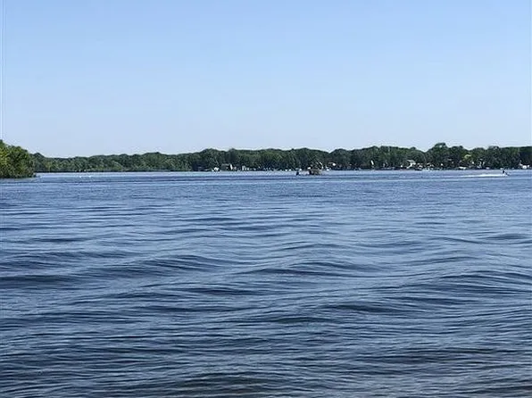 3488 Ponemah Dr, Fenton, MI 48430