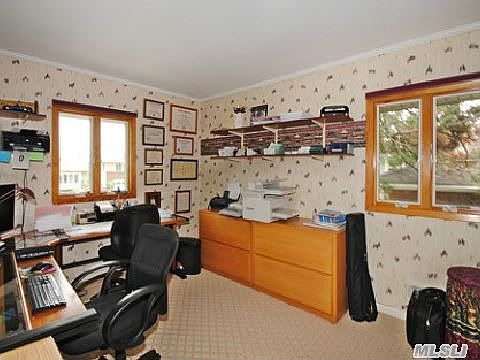 5th image of 1035 Roxbury Dr