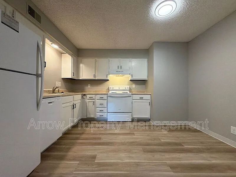 2 bed, 1.0 bath, $950 — Photo 2