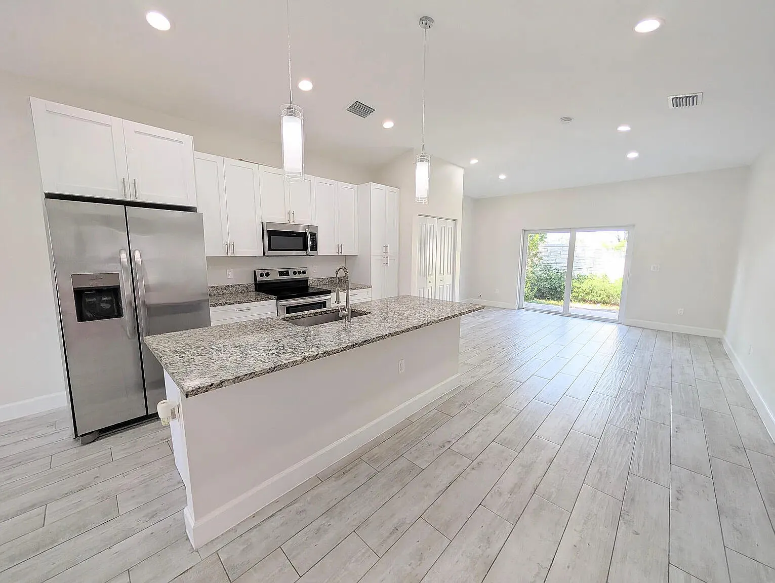 3 bed, 2.0 bath, 1180 sqft, $2,250 — Photo 2