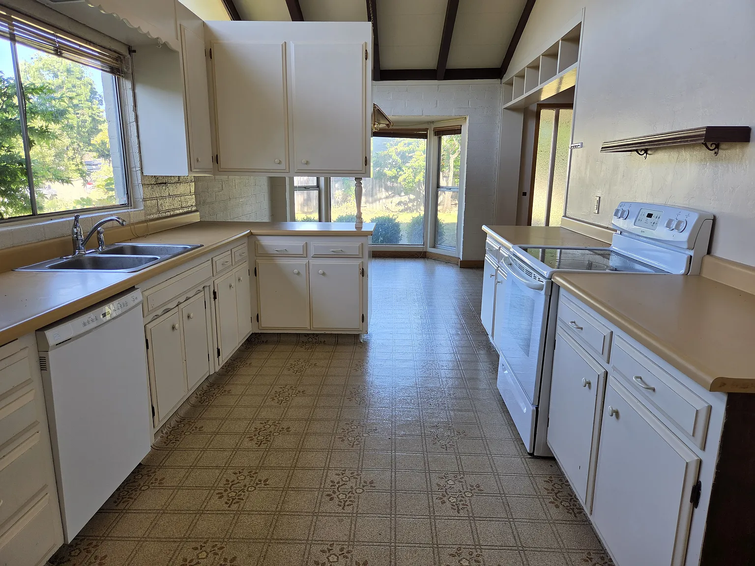4 bed, 2100 sqft, $2,800 — Photo 3