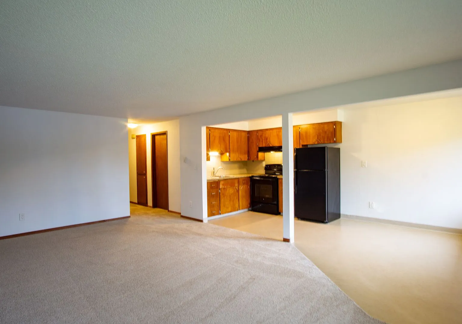 Mid-Century 2 Bedroom by Mt Tabor: Spacious + Convenient! — Photo 3