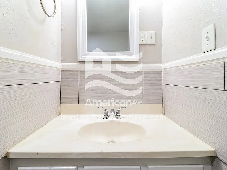 1651380_013_main_bathroom_14364298.jpg