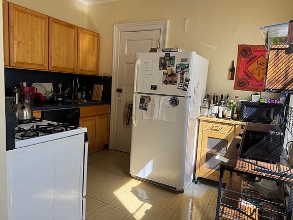 5th image of 415 E 3rd St #1