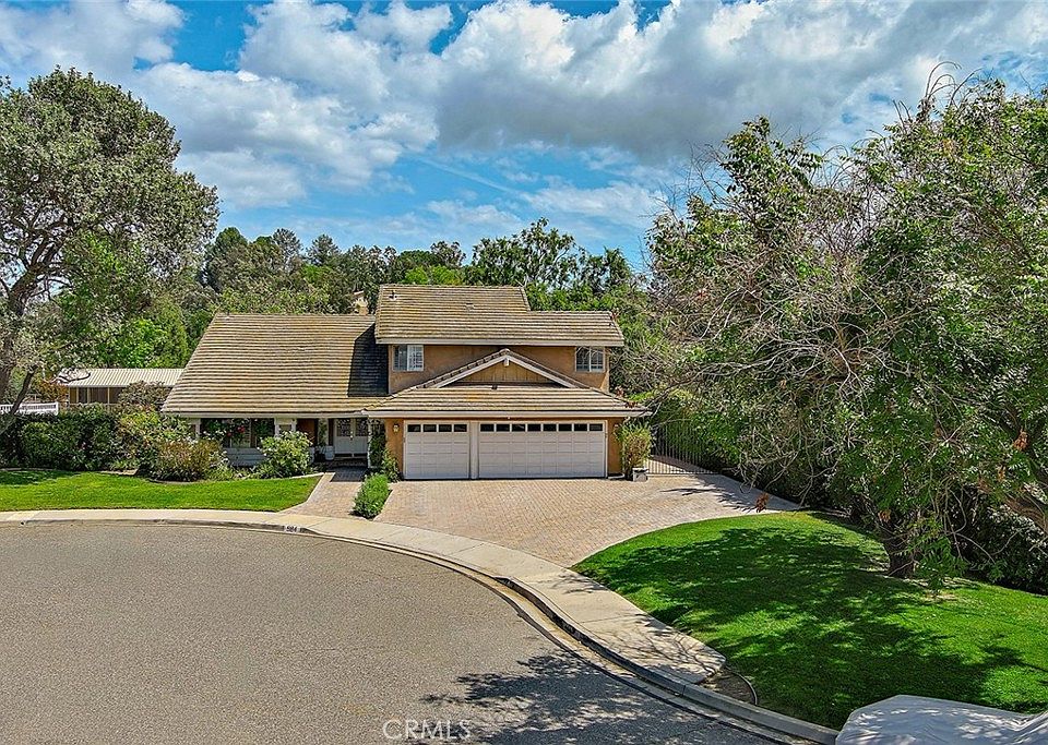 1st image of 984 Oakmont Ct