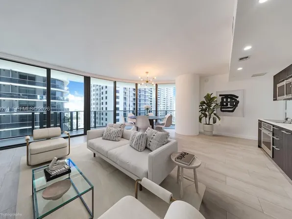 45 SW 9th St APT 1808, Miami, FL 33130