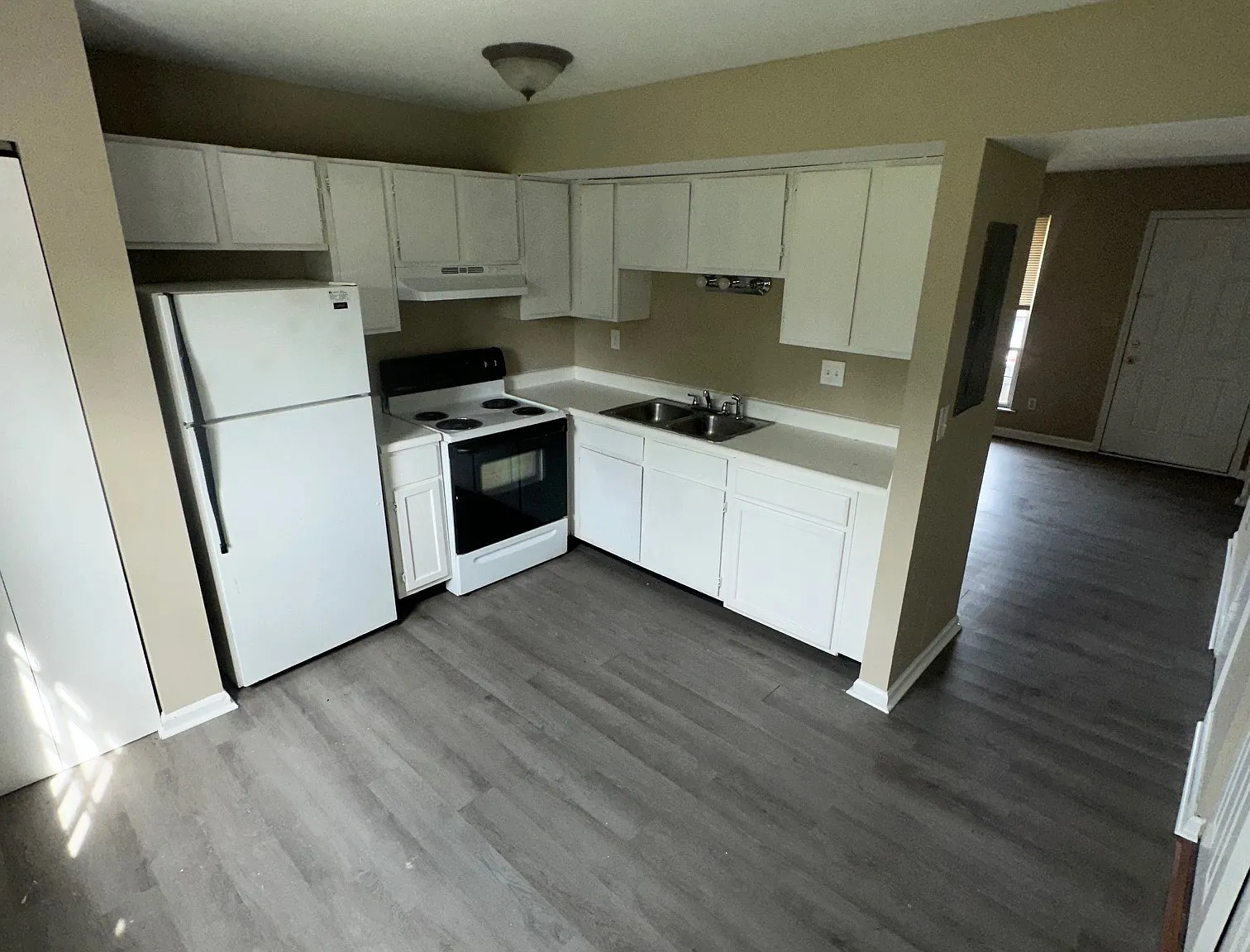 2 bed, 1.5 bath, 900 sqft, $1,050 — Photo 2