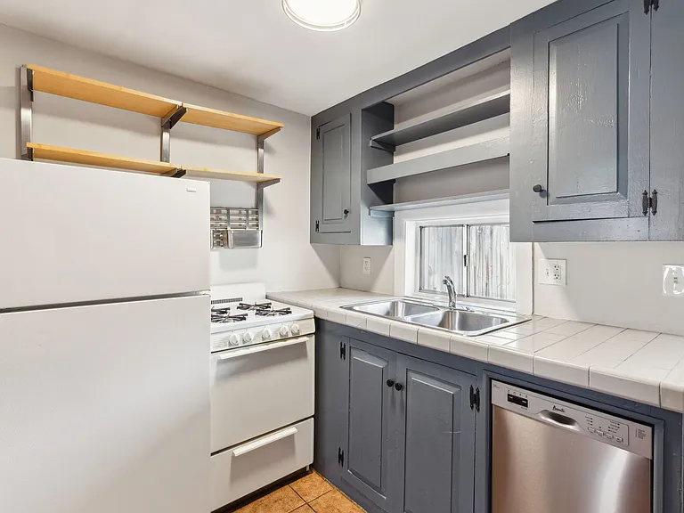 304 Sears St — Photo 14