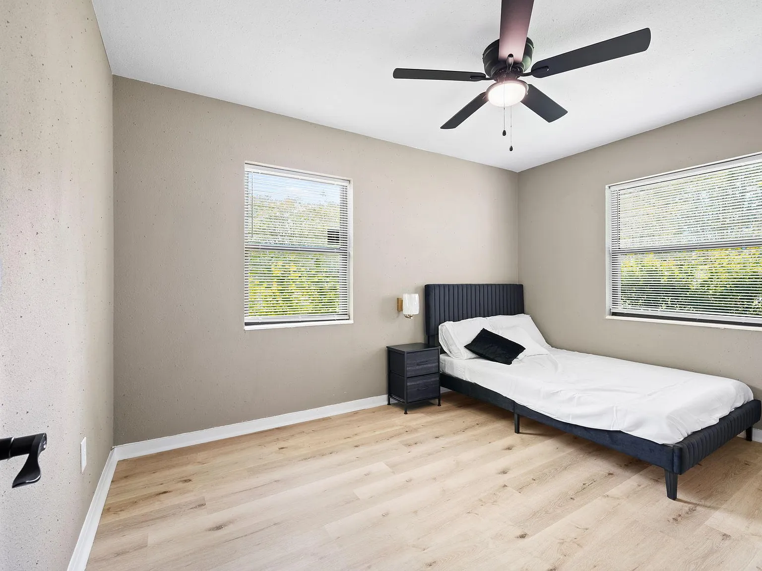 4 bed, 2.0 bath, 1600 sqft, $728 — Photo 2