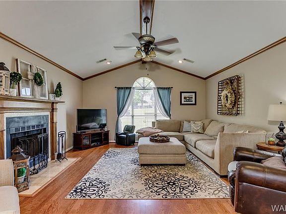 4th image of 3845 Dalewood St