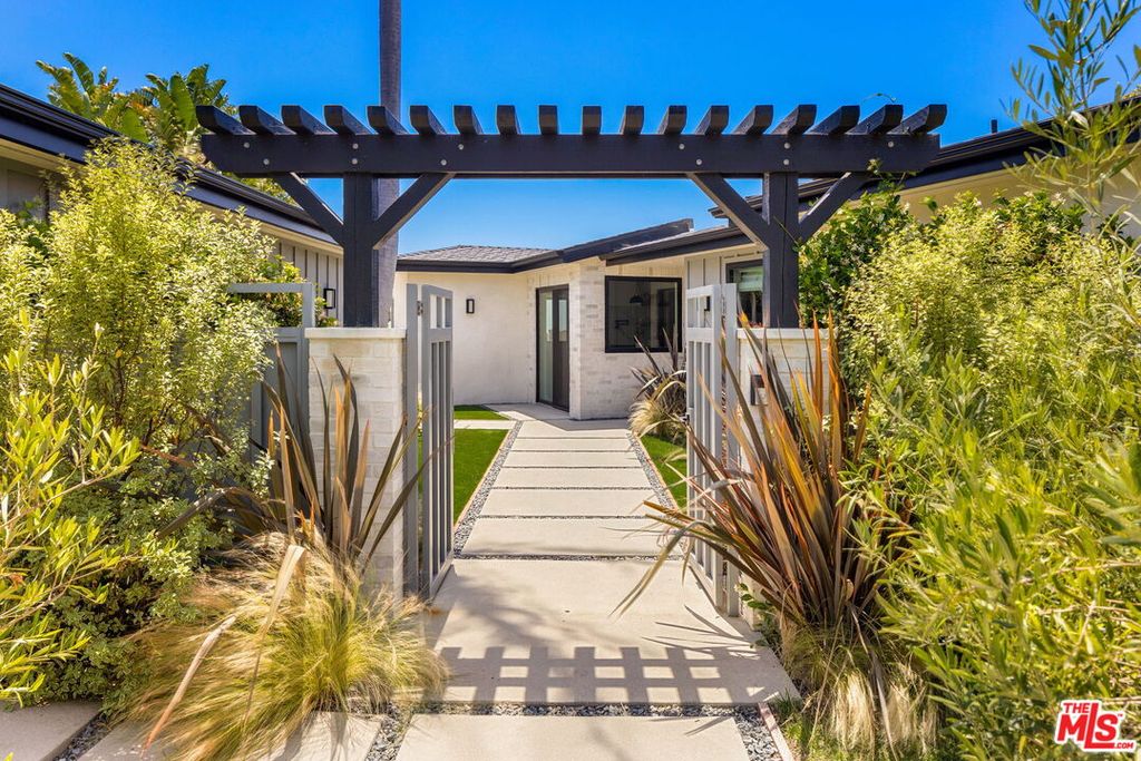 17810 Sabbiadoro Way, Pacific Palisades, CA - View 2