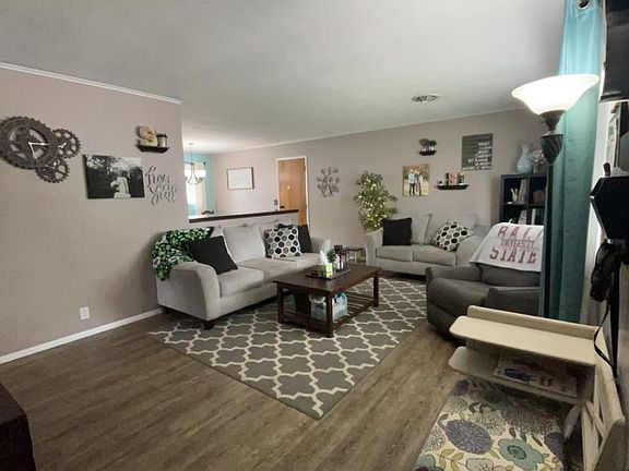 3rd image of 210 W Fairlane Dr