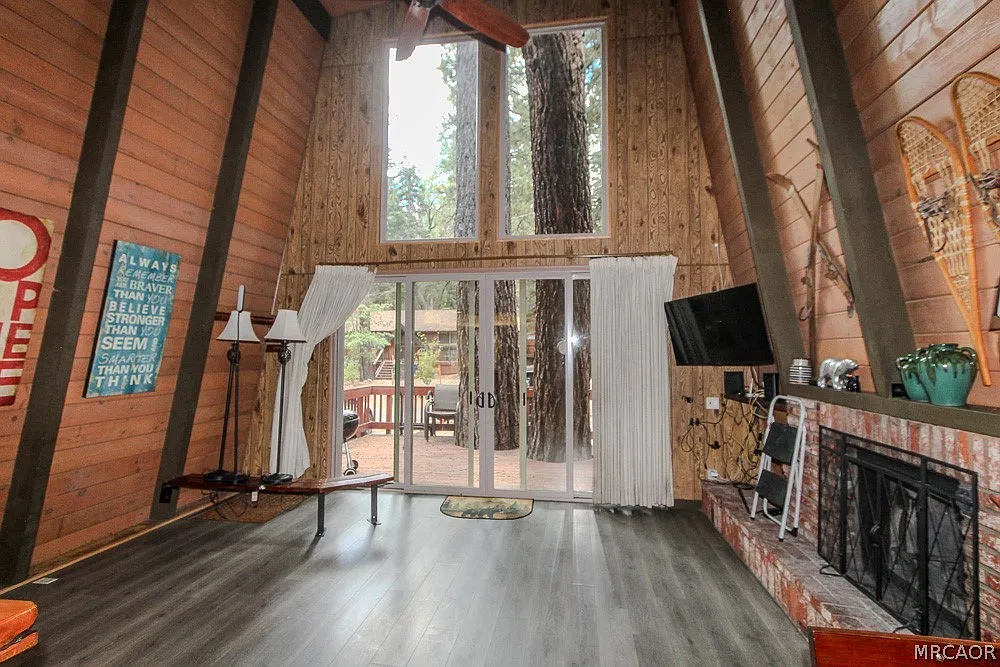 2 bed, 2.0 bath, 1184 sqft, $2,000 — Photo 2