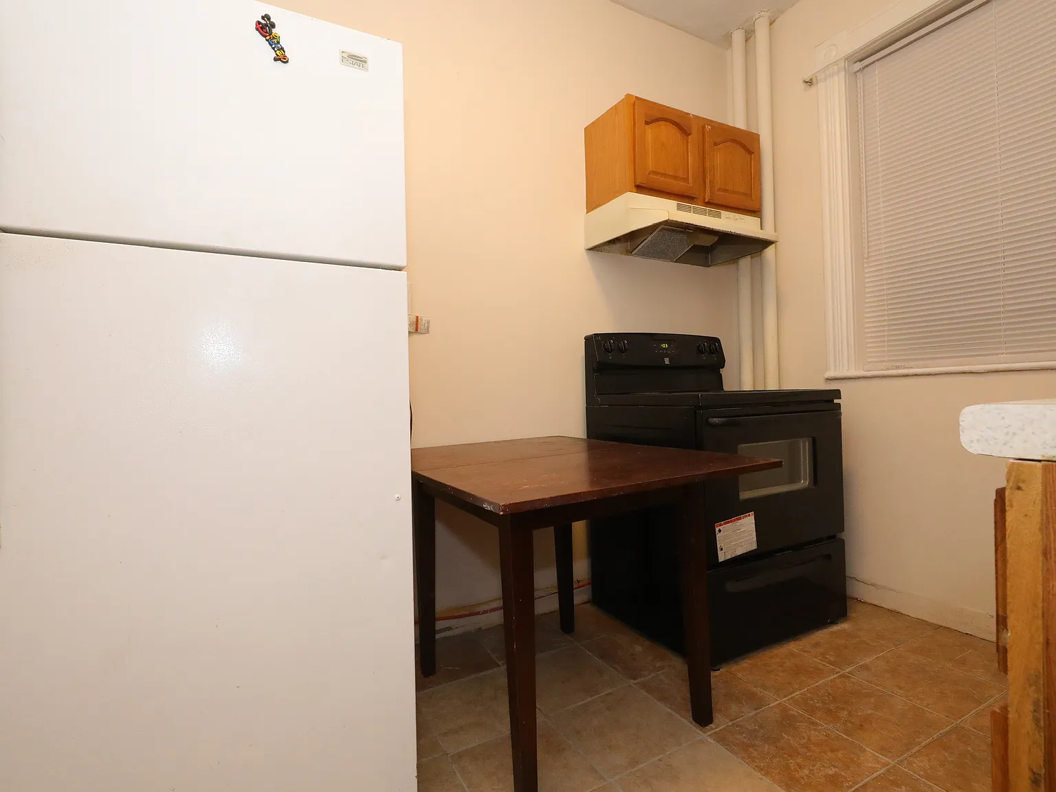 3 bed, 9999 sqft, $2,575 — Photo 1