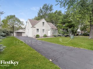 640 N Edgewood Ave, Lombard, IL 60148