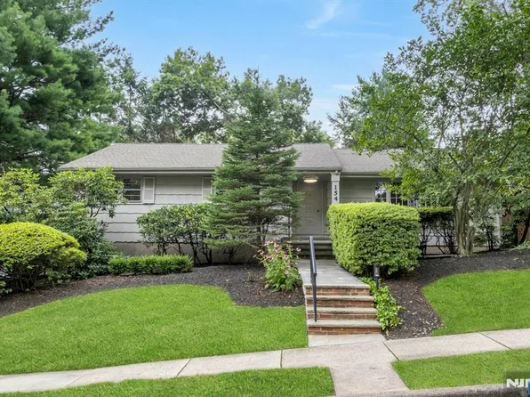 154 Summit Ave, Waldwick, NJ 07463