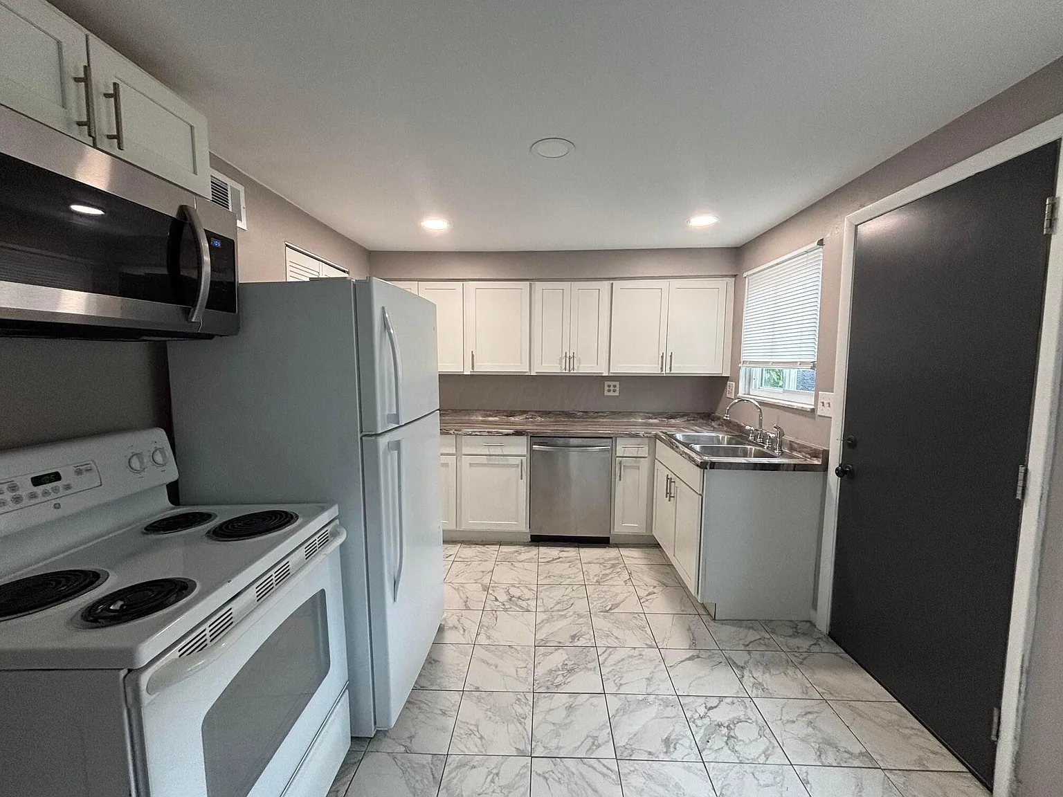2 bed, 1.0 bath, 960 sqft, $1,100 — Photo 3