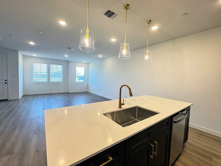 5720 Lakeview Dr — Photo 4