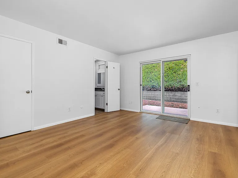 2345 Worden St — Photo 4