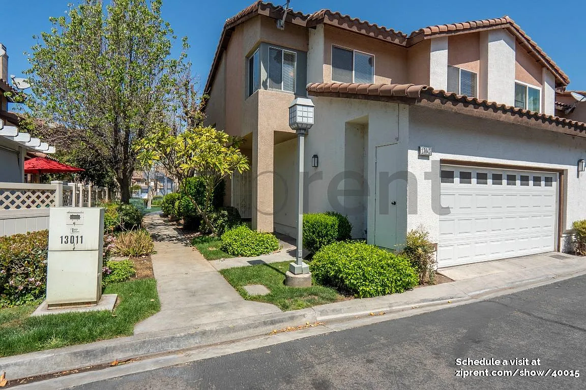 3 bed, 2.5 bath, 1525 sqft, $3,105 — Photo 1