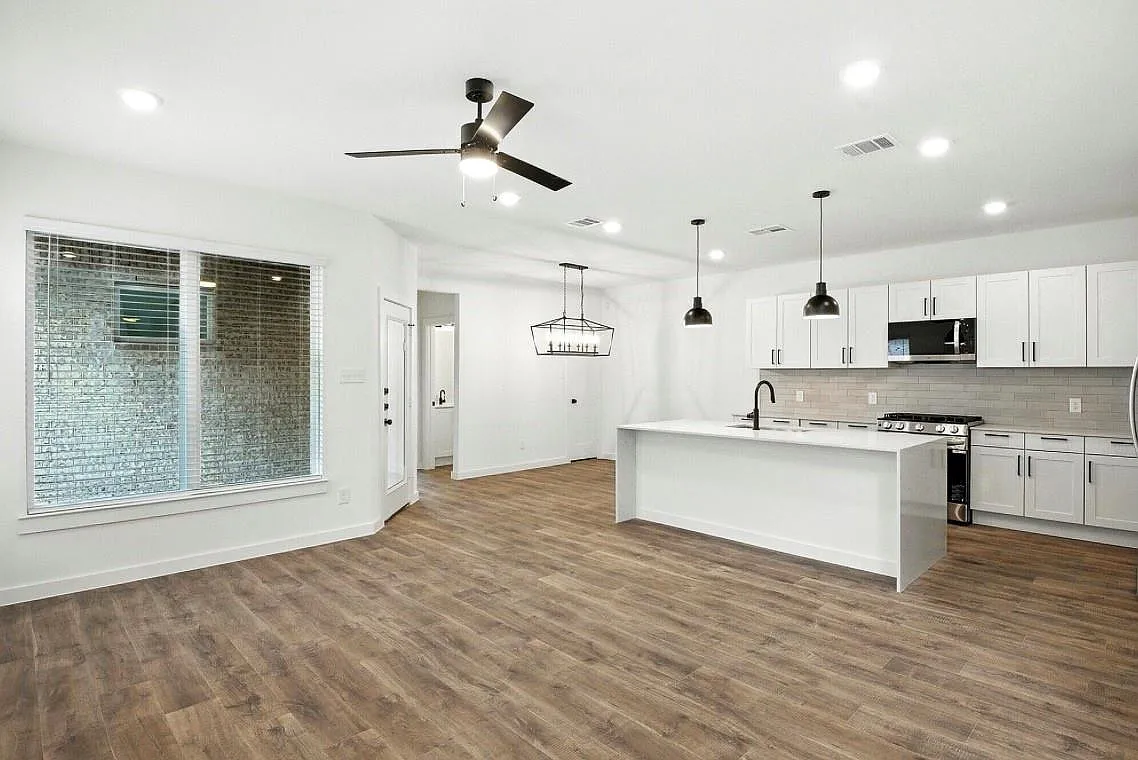 3 bed, 2.5 bath, 1401 sqft, $1,916 — Photo 3