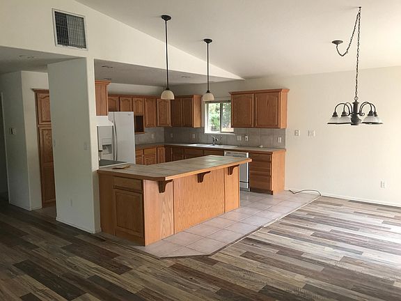 Kitchen & Dining