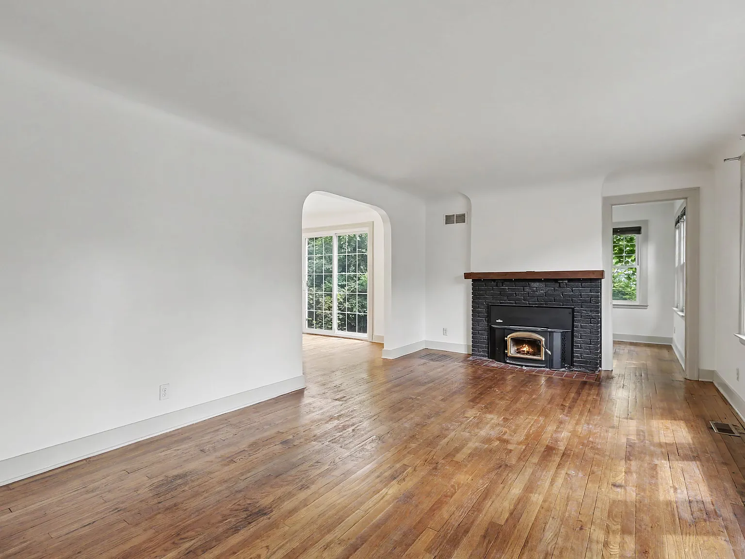 3 bed, 1.5 bath, 1472 sqft, $3,900 — Photo 2