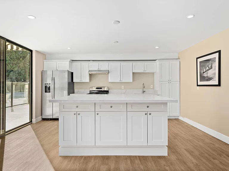 Summerview Beach Resort Luxury Apartments — Photo 35