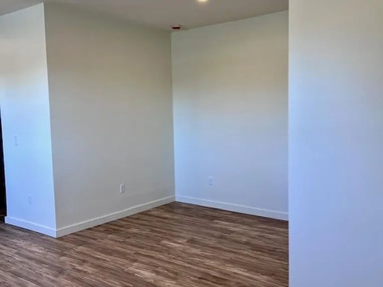 549 Albany Ave — Photo 20