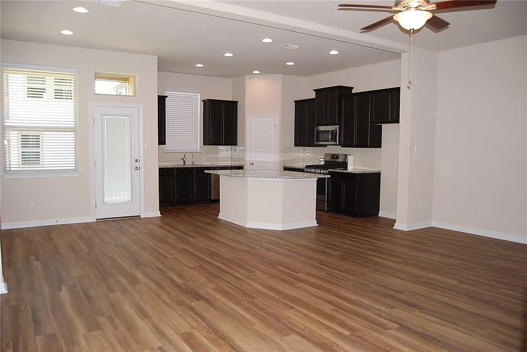 3 bed, 2.5 bath, 1924 sqft, $2,150 — Photo 3