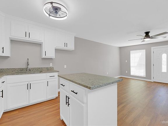 5th image of 411 N Esperanza St