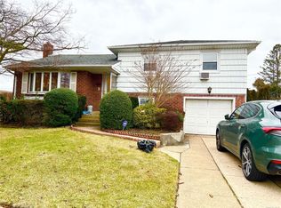 2 Ingram Dr, Hicksville, NY 11801