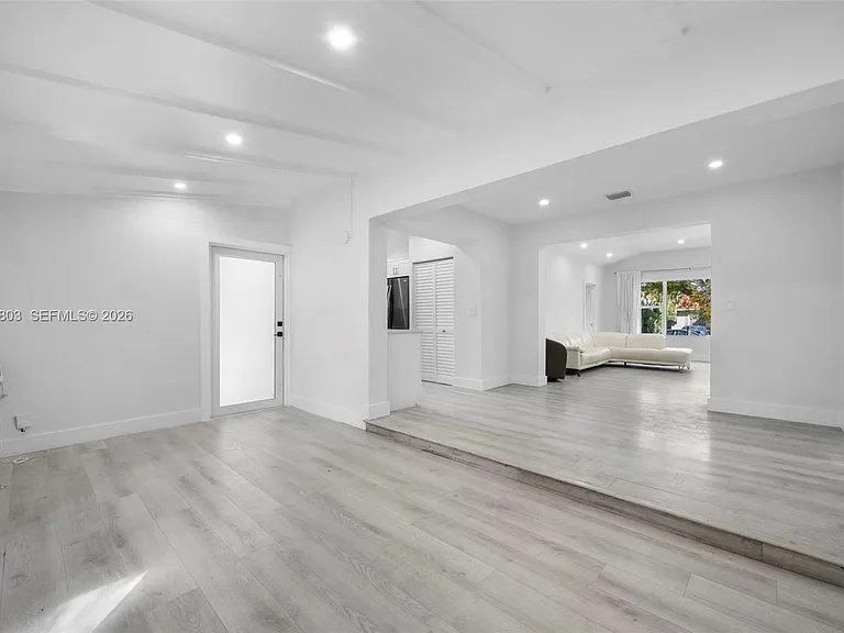 1262 SW 15th Ter — Photo 11