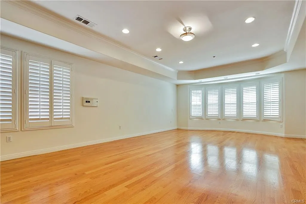 5 bed, 3277 sqft, $7,980 — Photo 4