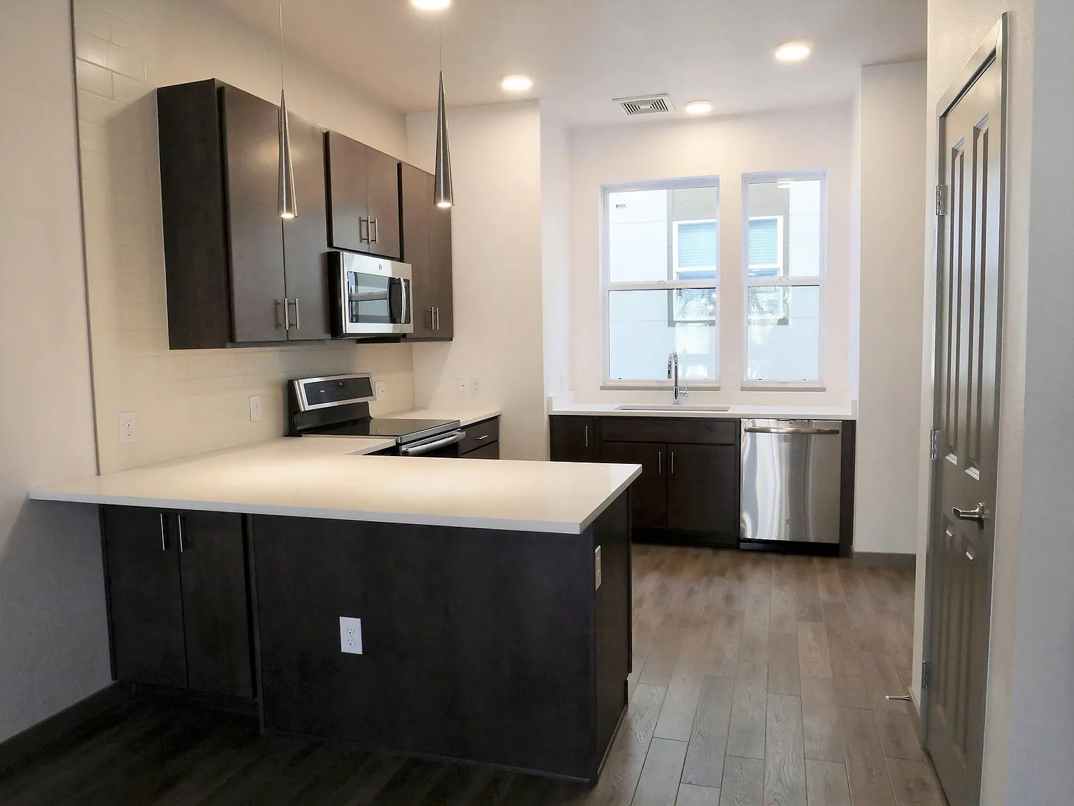 2 bed, 2.5 bath, 1504 sqft, $3,000 — Photo 2