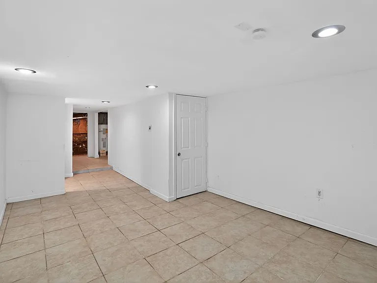 1302 N Dover St — Photo 25