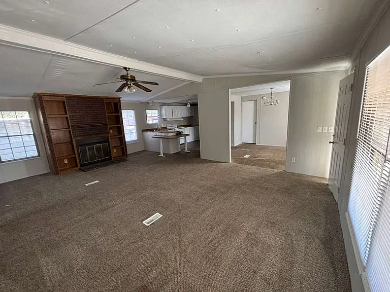 322 Derrick St — Photo 1