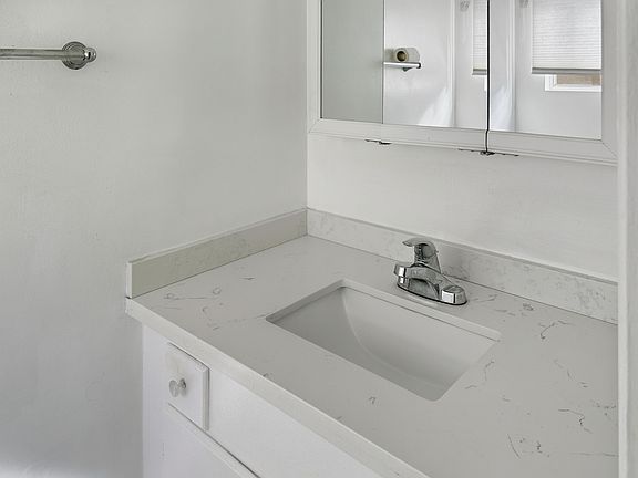 5th image of 727 E Tujunga Ave APT B