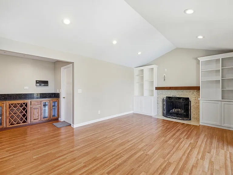 181 Piazza Way — Photo 9